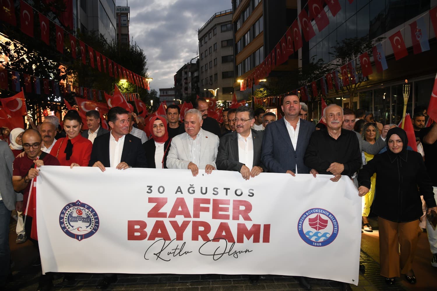 Trabzon’da Zafer Gecesi: Fener Alayı Coşkusu