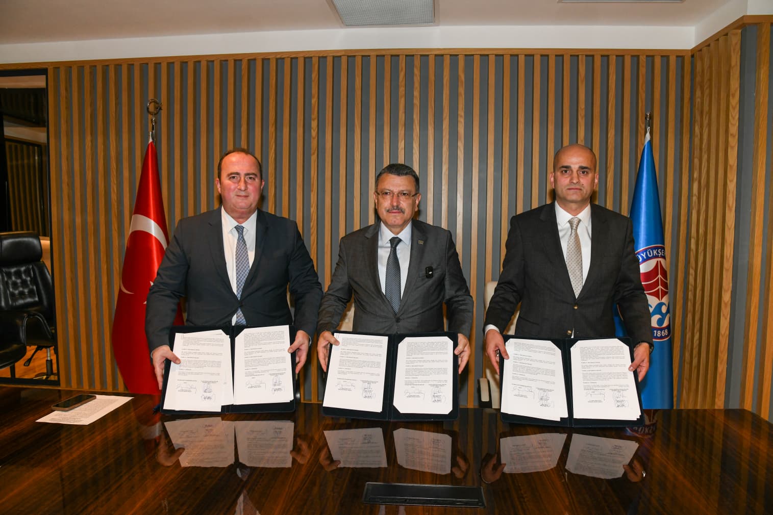 Trabzon Büyükşehir’den Kırsala Can Suyu: Çiftçilere Gebe Düve ve Karayaka Koyunu Desteği
