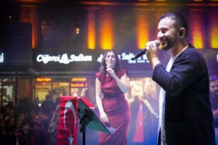 TRABZON MEYDANI KIRMIZI BEYAZA BÜRÜNDÜ