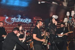 ECE GÜRSEL’DEN SAHNE ÖNCESİ AÇIKLAMALAR: “AŞKA UZAĞIM, İŞLER ÇOK YOĞUN”