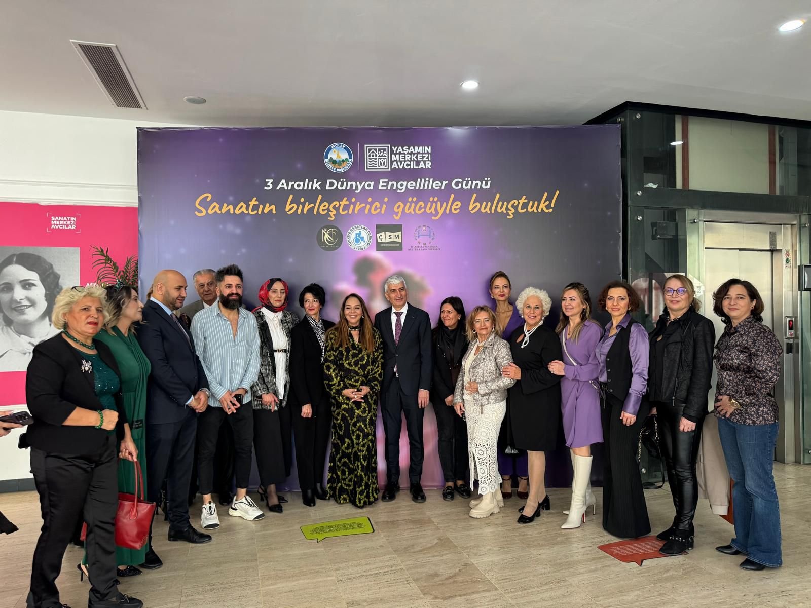 AVCILAR’DA ANLAMLI MODA BULUŞMASI: EMRULLAH KÖROĞLU’NDAN 26 ANNEYE ÖZEL TASARIM