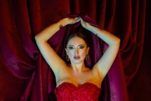 “Yerli ve Milli Adele” Feyruz Barış Sahnede Fırtına Gibi