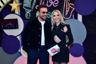 SİNAN AKÇIL’DAN ZEYNEP BOZKAYA’YA SÜRPRİZ ŞARKI!