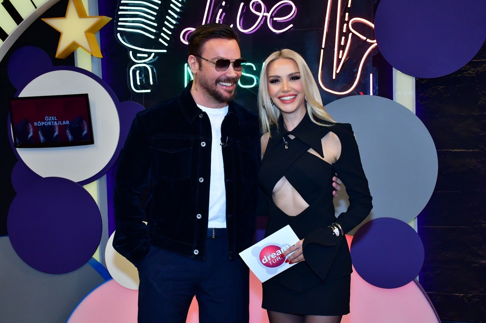 SİNAN AKÇIL’DAN ZEYNEP BOZKAYA’YA SÜRPRİZ ŞARKI!