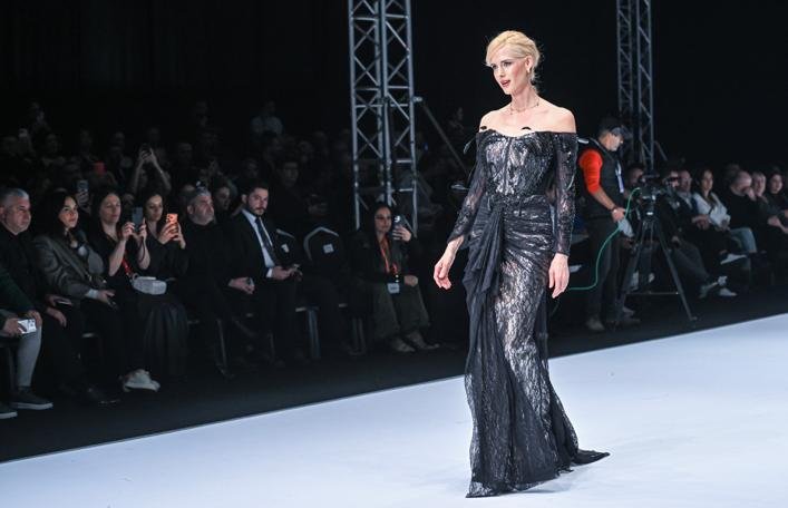 Wilma Elles: Podyumda Zarafet, Kuliste Annelik