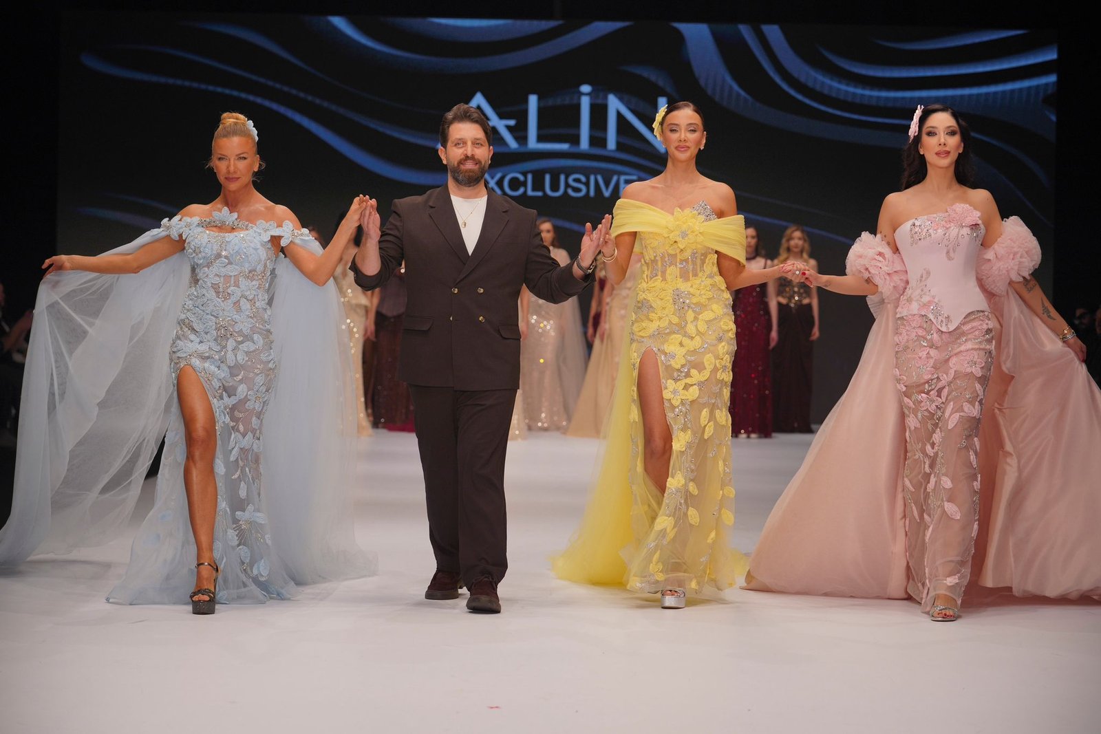 ÜNLÜ MANKENLERDEN NET MESAJ: “BAYRAĞIMIZ KIRMIZI ÇİZGİMİZDİR”