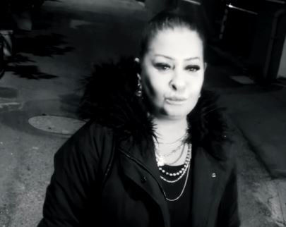 YELİZ’DEN GECE YARISI SOKAK KONSERİ