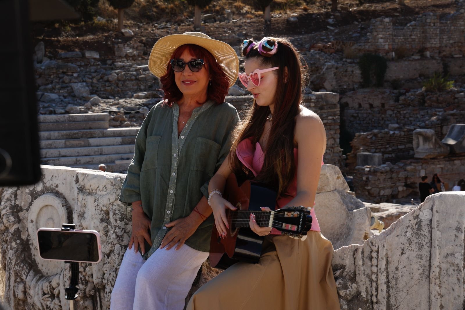 USTA OYUNCU OYA BAŞAR VE GENÇ YETENEK NAZLI YAĞCI ÖRNEK BİR BABAANNE-TORUN HİKAYESİYLE KARŞIMIZA ÇIKIYOR!