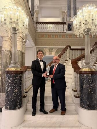 Akif Manaf’a Bir Barış Ödülü Daha: Dünyaca Ünlü Yazar Egeyön Barış Ödülünü Aldı