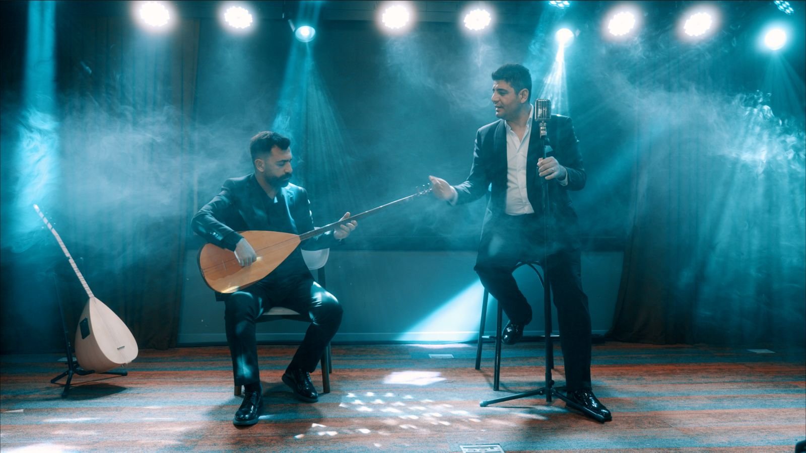 TÜRK HALK MÜZİĞİ’NİN SEVİLEN SESLERİNDEN ÖZGÜR AKDEMİR, İBRAHİM TATLISES’İN SESİ VE YORUMUYLA EN SEVİLEN TÜRKÜLER ARASINDA YERİNİ ALAN “AYAĞINDA KUNDURA”’YI YENİDEN YORUMLUYOR!