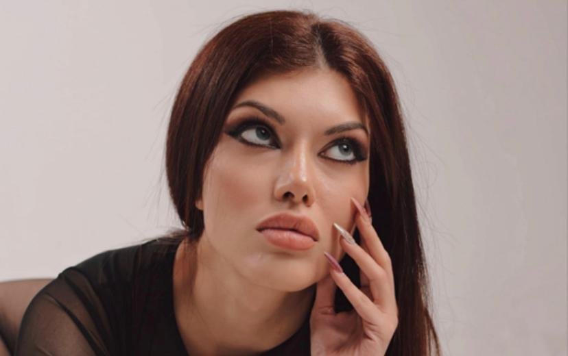 Başarılı Model Sabrina  Kimdir ?