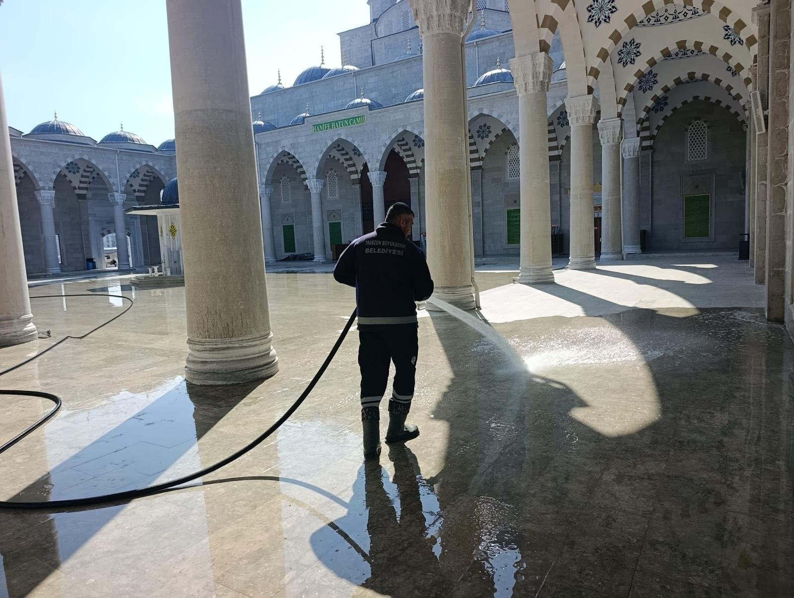 BÜYÜKŞEHİR EKİPLERİNDEN BAYRAM TEMİZLİĞİ