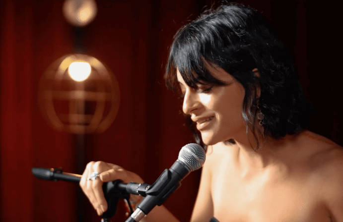 Sena Şahin “Yaralı”yı Akustik Yorumu ile Yeniden Dinleyiciyle Buluşturuyor