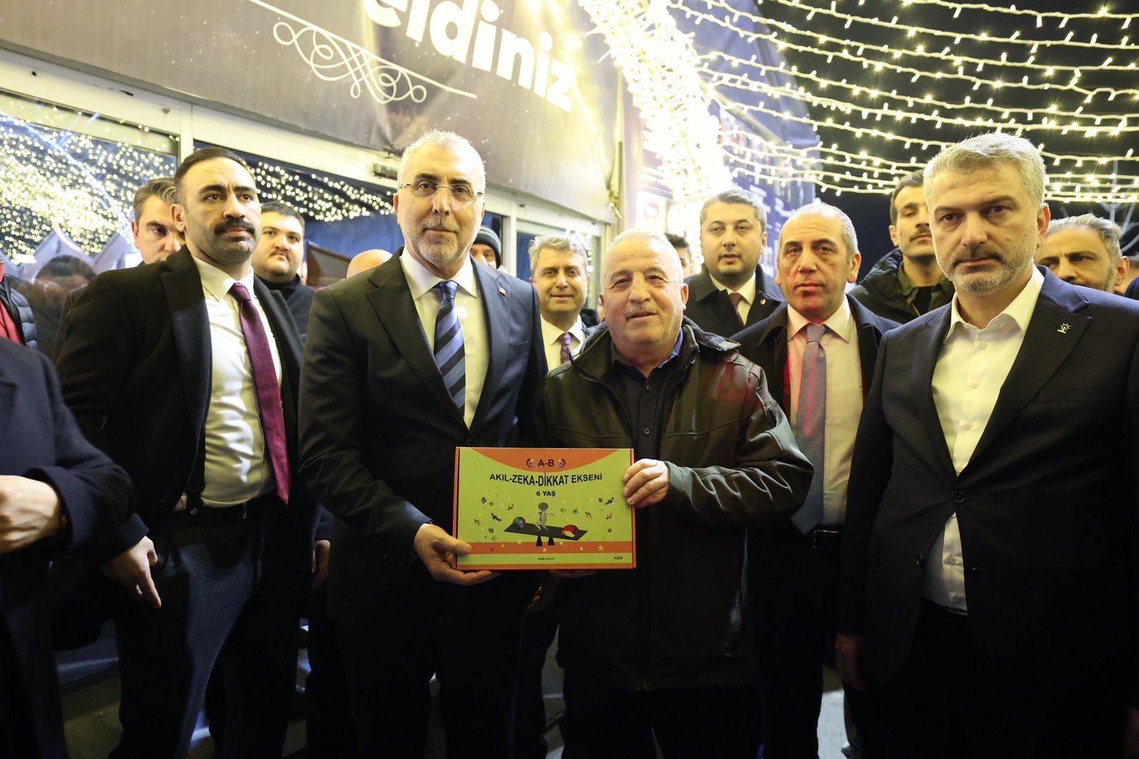 Türkiye Cumhuriyeti Çalışma ve Sosyal Güvenlik Bakanı Vedat Işıkhan, ve Trabzon vekilimiz ; Türkiye ve Dünyadaki tüm 6 ve 7 yaşlar için yazdığım Akıl Zeka Dikkat Ekseni  adlı kitabı bakanımıza hediye ettik.