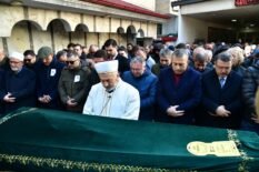Vali Tahir Şahin, vefat eden eğitim ve spor camiasının kıymetli isimlerinden Sabri Demirkaya’nın Yalı Mahallesi Camii’nde kılınan cenaze namazına katıldı.