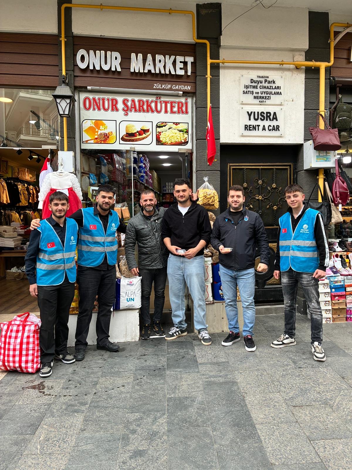 “Başbuğ’a Vefa, Millete Hizmet: Akçaabat’ta 400 Kutu Lokum Dağıtıldı”