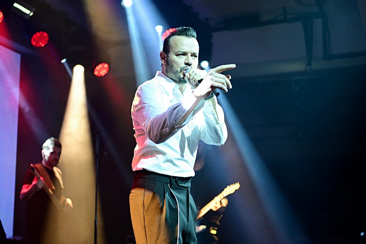 Deha Bilimlier Sahne Enerjisiyle Girne’yi Salladı: “Yeni Şarkıya Neredeyse Ev Parası Ödedim”