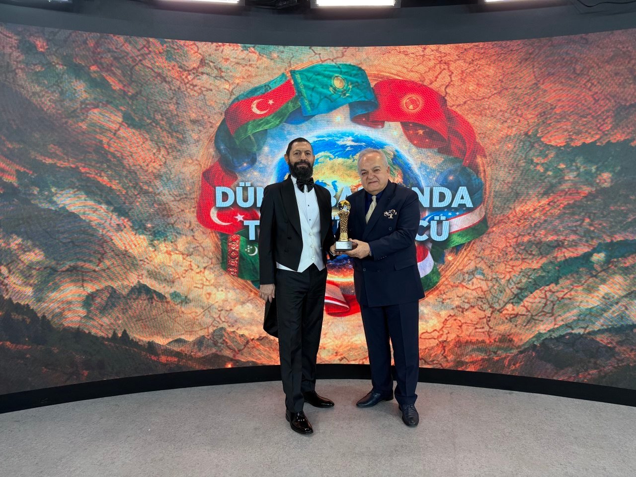 Akif Manaf’a “Türk Dünyası Barış Ödülü” Verildi