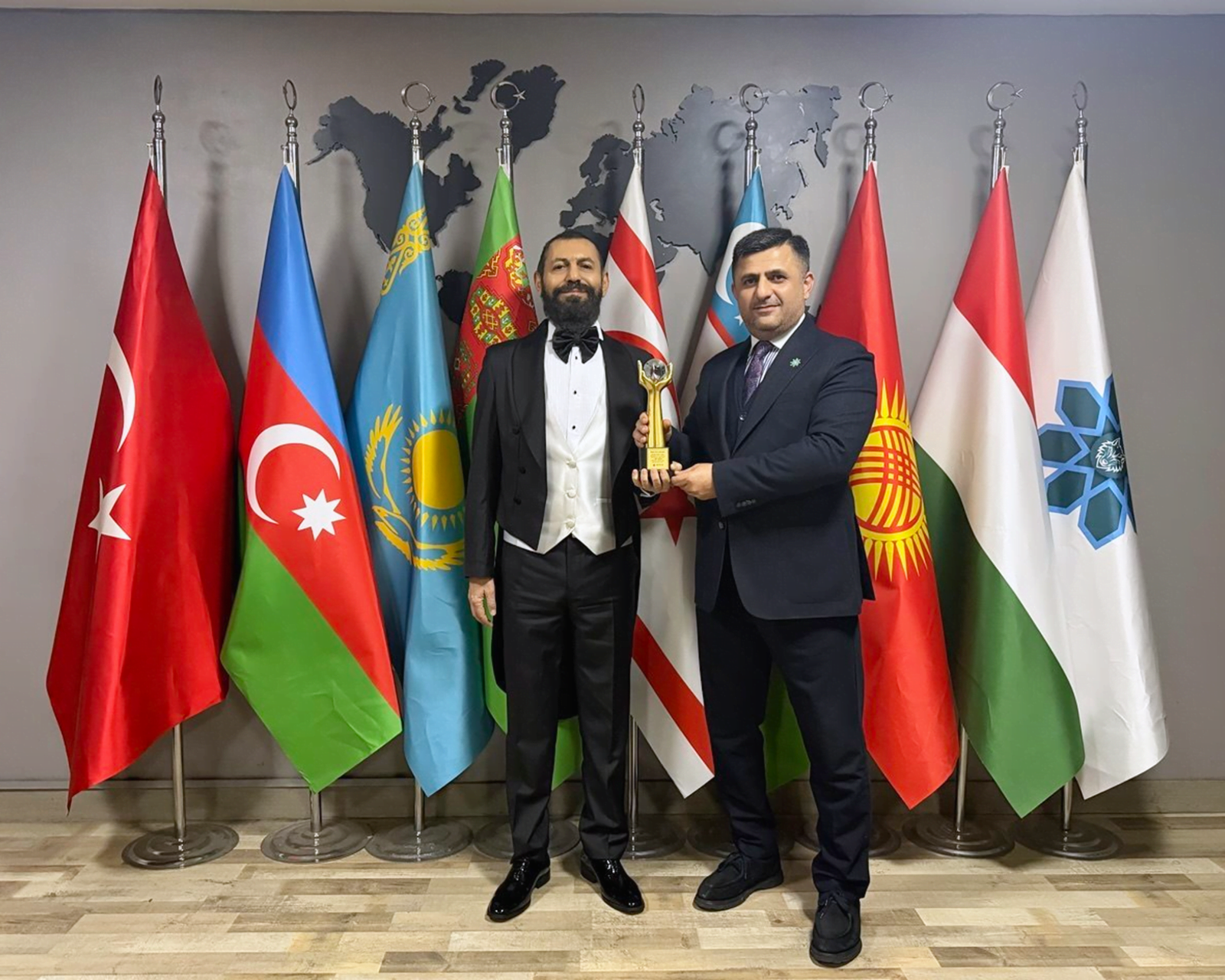 Dünyaca Ünlü Yazar Akif Manaf’a Küresel Bilinç ve Barış Ödülü Verildi