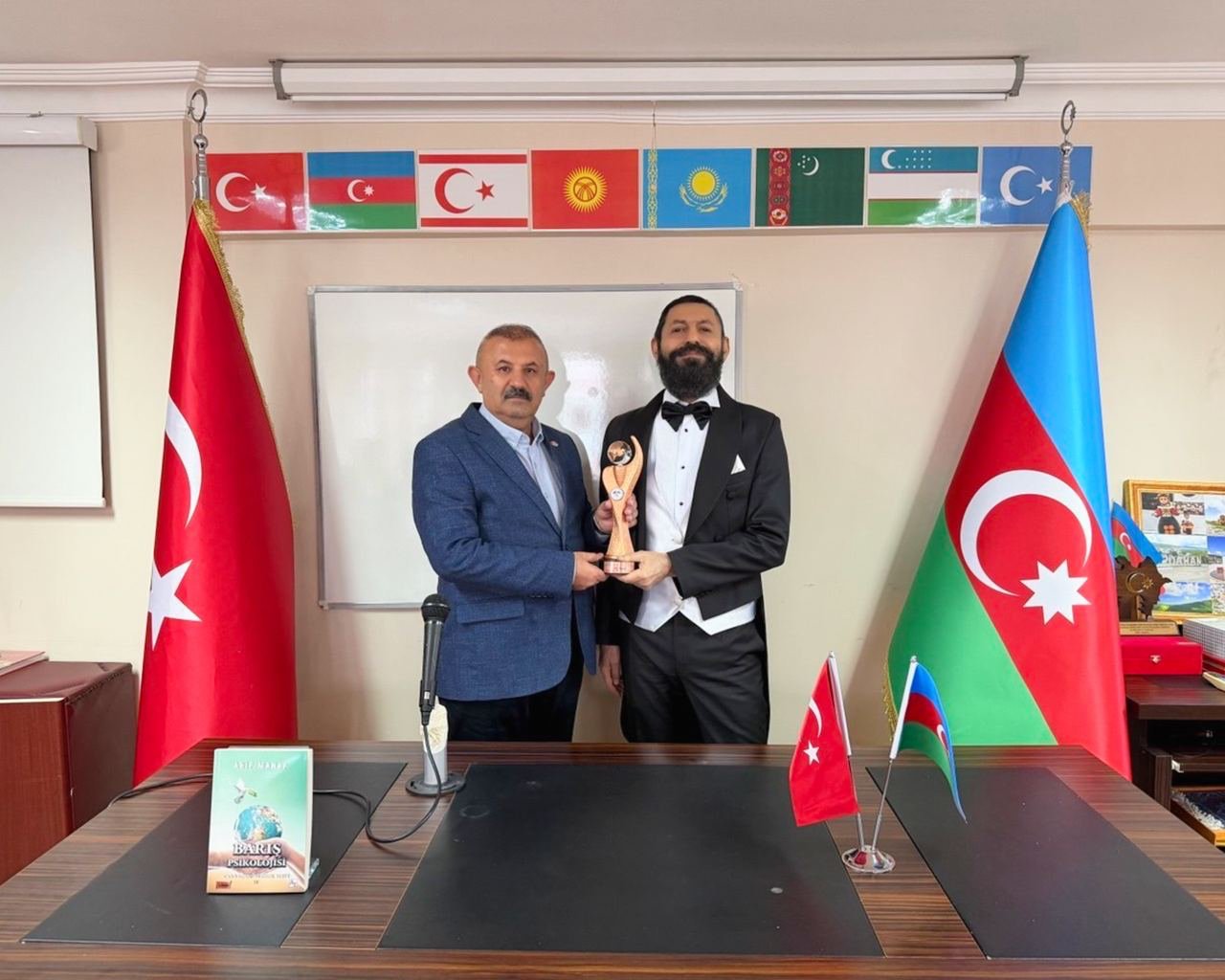 Dünyaca Ünlü Yazar Akif Manaf’a Diyalog ve Barış Ödülü