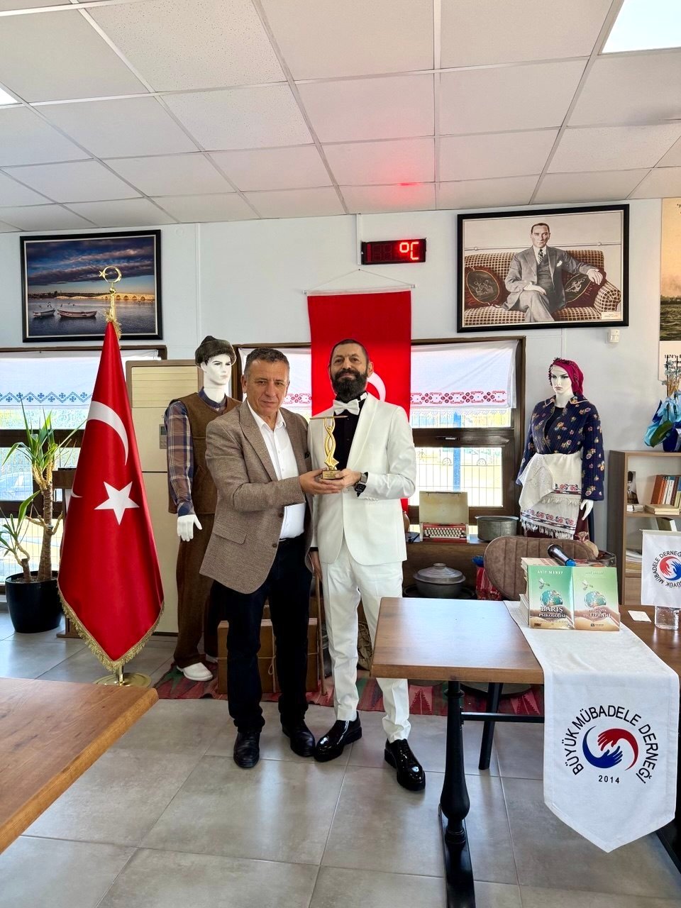 Akif Manaf’a Büyük Mübadele Derneği’nden Evrensel Kardeşlik ve Barış Ödülü