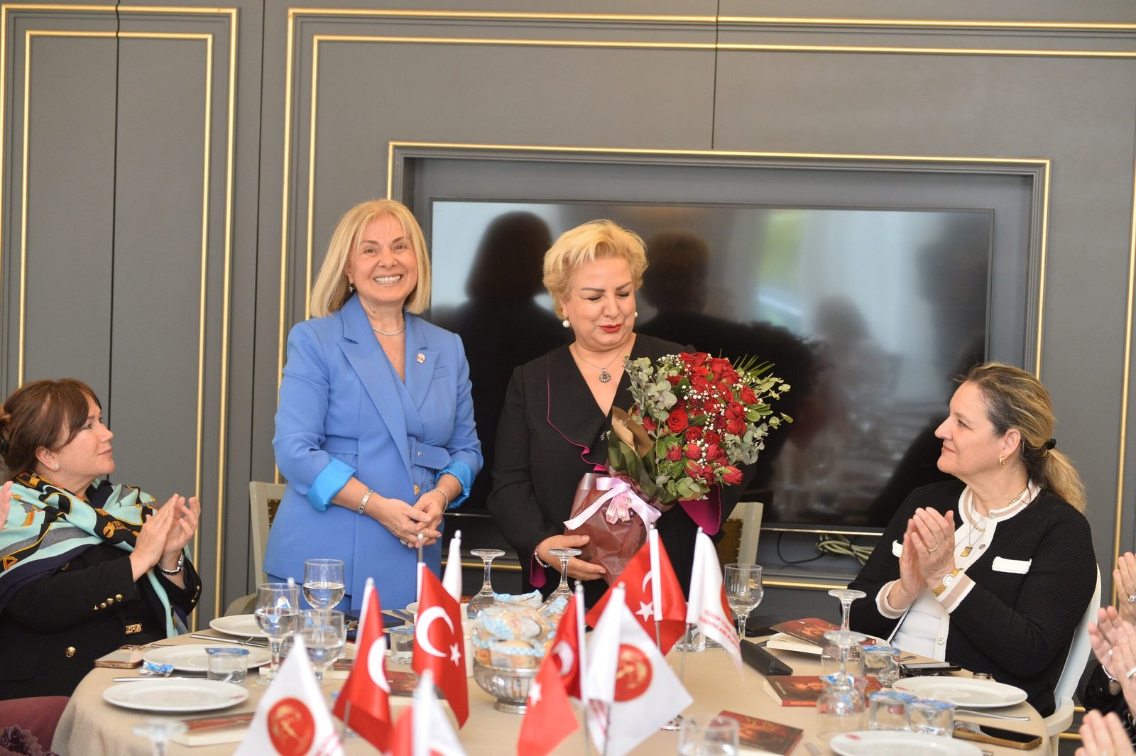 TÜDİP’in Nisan Buluşmasında Suna Dumankaya Rüzgârı