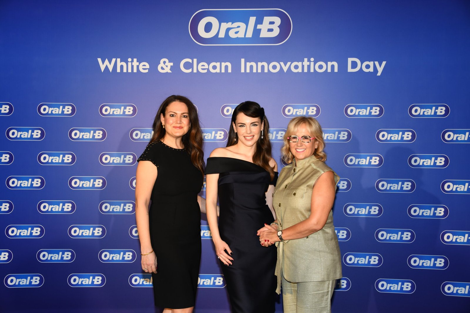 Ünlü oyuncu Yağmur Tanrısevsin, İstanbul’da gerçekleşen özel davette sağlıklı ve beyaz gülüşünün sırrını paylaştı