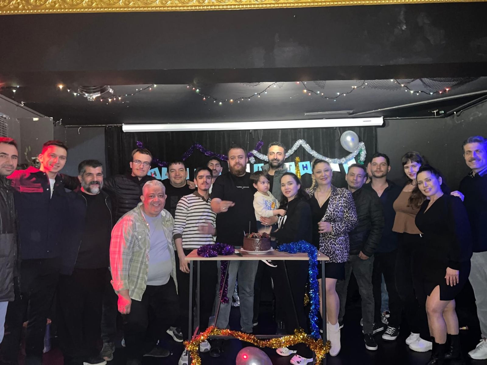 MERT OZAN DÜZ’E TİYATRO SAHNESİNDE DOĞUM GÜNÜ