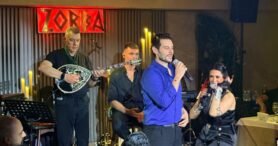 Grek Müziğinin Kalbi Zorba’da Attı! Cem Belevi, Penelope Nelly’i Sahnesinde Yalnız Bırakmadı