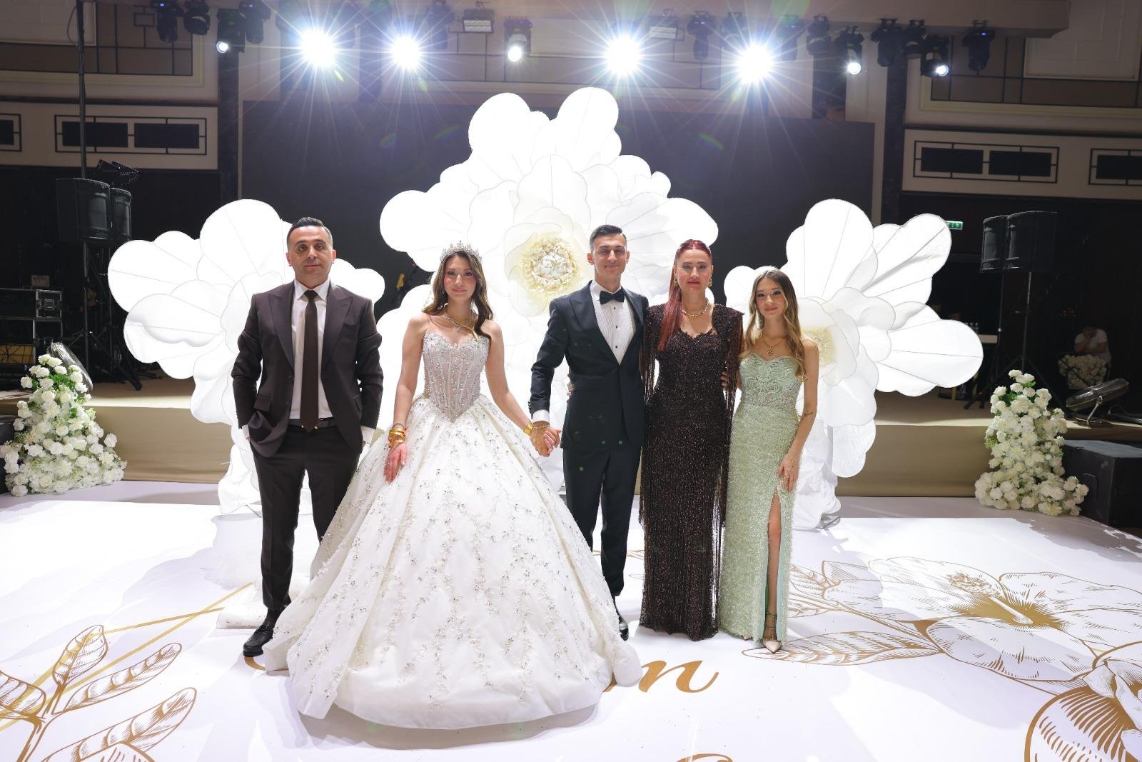 EMİR SÖNMEZ VE ÜLKEM KARAOT GÖRKEMLİ BİR DÜĞÜNLE EVLENDİ