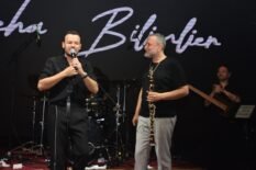 DEHA BİLİMLİER’DEN SOKAK HAYVANLARI İÇİN ANLAMLI GECE İZMİR’DE YARDIM GECESİNDE SAHNE ALDI