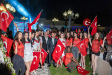 A Milli Futbol Takımı’na moral gecesi… Milli formalar ve bayraklarla podyuma çıktılar moral verdiler..