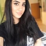 Trabzonlu öğretmen ve müzik üreticisi Ebru Demir, yapay zekâ ile hazırladığı yeni şarkısı This Is Not Zumba’yı dijital platformlarda yayınladı.