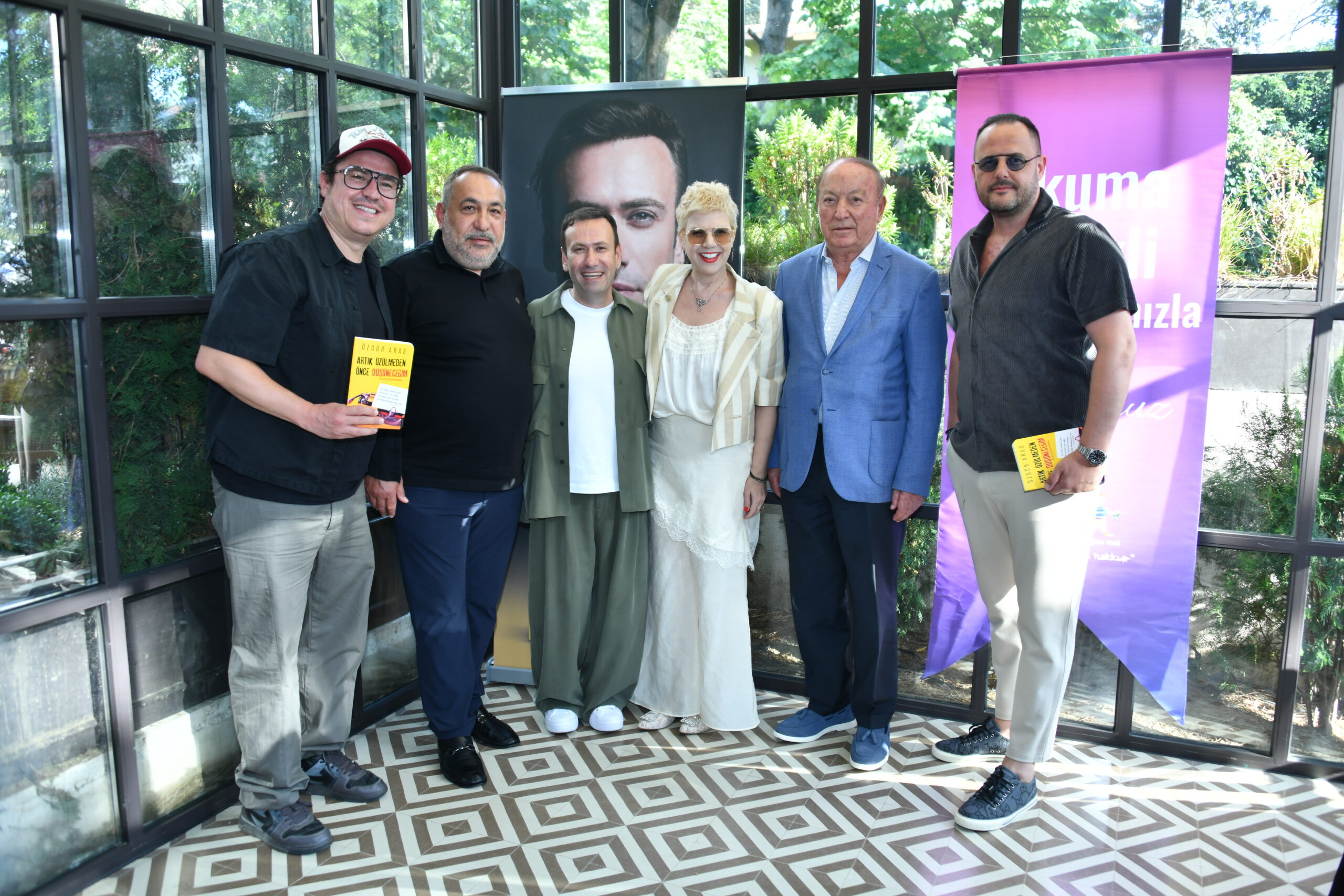 ÖZGÜR ARAS’IN 14’ÜNCÜ KİTABI “ARTIK ÜZÜLMEDEN ÖNCE DÜŞÜNECEĞİM” GÖRKEMLİ BİR DAVETLE TANITILDI