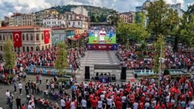 Trabzon Meydan Parkı’nda dev ekran kuruluyor: Milli maç coşkusu dev ekranda yaşanacak