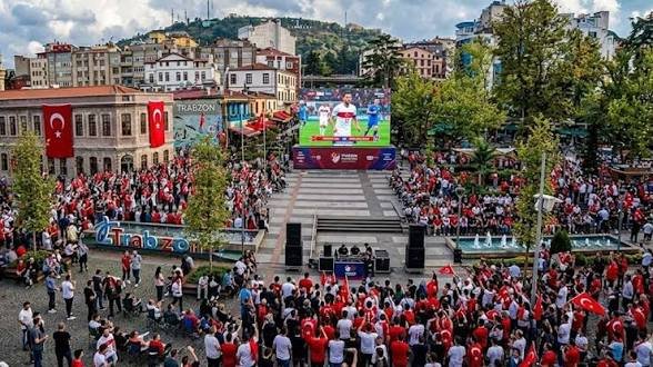 Trabzon Meydan Parkı’nda dev ekran kuruluyor: Milli maç coşkusu dev ekranda yaşanacak