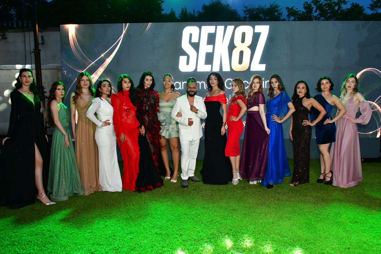 Sidar Özalkak yapımcılığında hayata geçirilen yeni moda ve yetenek programı SEK8Z,yakında izliyici ile buluşuyor.
