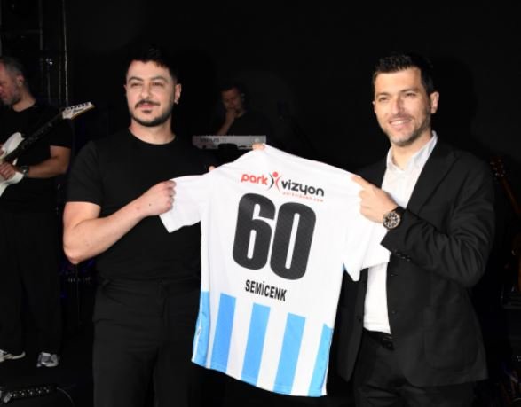 Semicenk, sağanak yağmura rağmen festival alanını dolduran binlerce hayranına unutulmaz bir gece yaşattı.