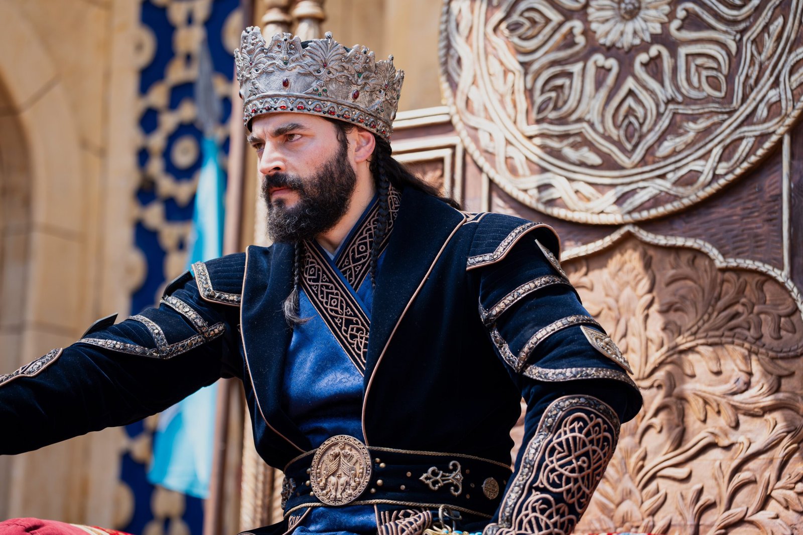 AKIN AKINÖZÜ, SULTAN ALAEDDİN KEYKUBAT ROLÜ İÇİN 5 AY BOYUNCA HAZIRLANDI!
