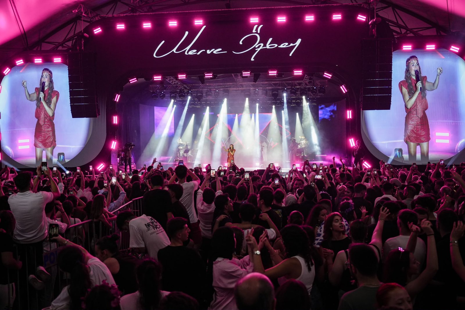 Merve Özbey 52. Uluslararası Arhavi Festivali’nde Sahne Aldı