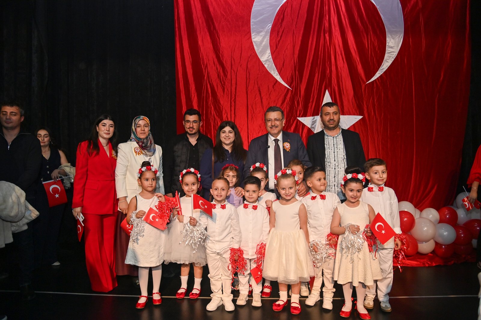 BAŞKAN GENÇ, MİNİKLERİN CUMHURİYET COŞKUSUNA ORTAK OLDU